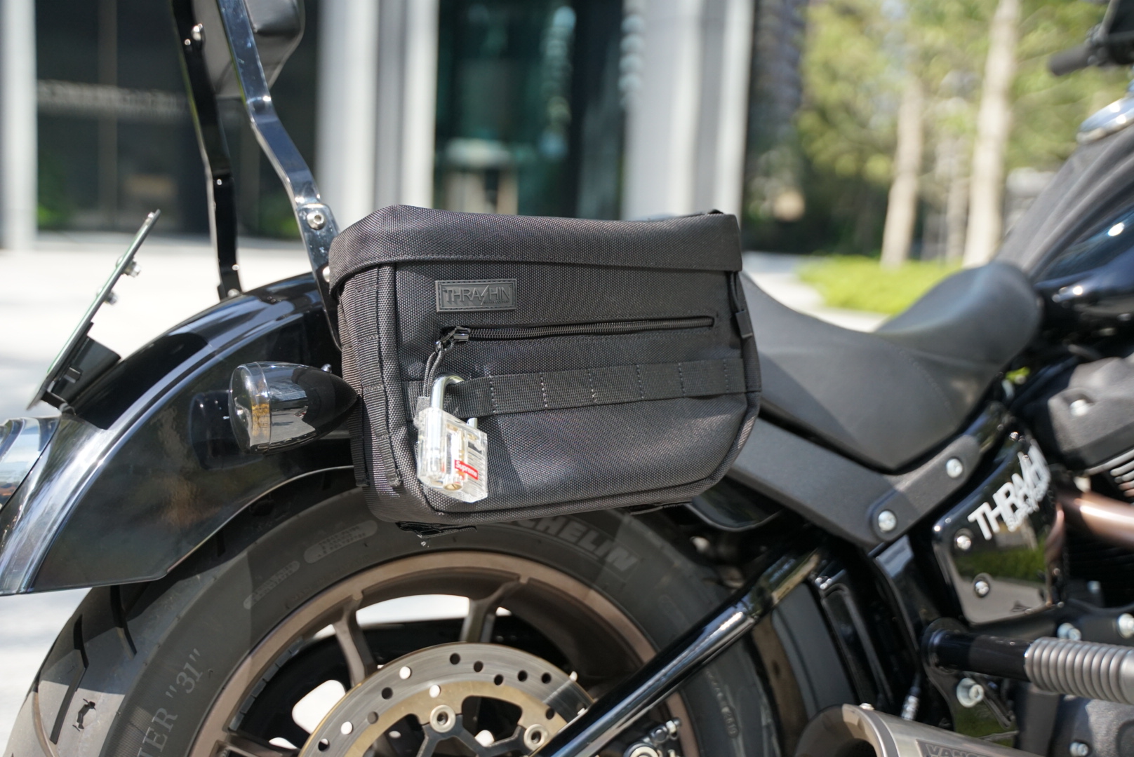 20S ローライダーS【FXLRS】にスラッシンサプライのエッセンシャルサドルバッグを装着 | HD-Life